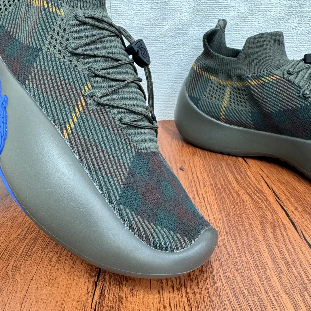 Batch 720 Guangdong high version War Horse series Burberry new men's knitted casual sneakers Burberry's classic yarn inspires the sophistication and sporty taste of this sneaker. The variegated knitted upper is extremely light and elastic, showing a tight appearance on both sides of the shoe, while the toe box adopts the unique "micropore" technology of sports accessories to sublimate breathability. The elasticity of knitwear ensures that shoes fit better and are more comfortable to wear. It is equipped with a lightweight rubber outsole, an unlined design, embellished with branded drawstring accessories, and a combination of pull-on and lace-up styles. It is comfortable and breathable for the upper foot, and comes with a full set of original packaging dust bags! Size: 39-40-41-42-43-44 Leather shoe size Item number: B9368 black gray